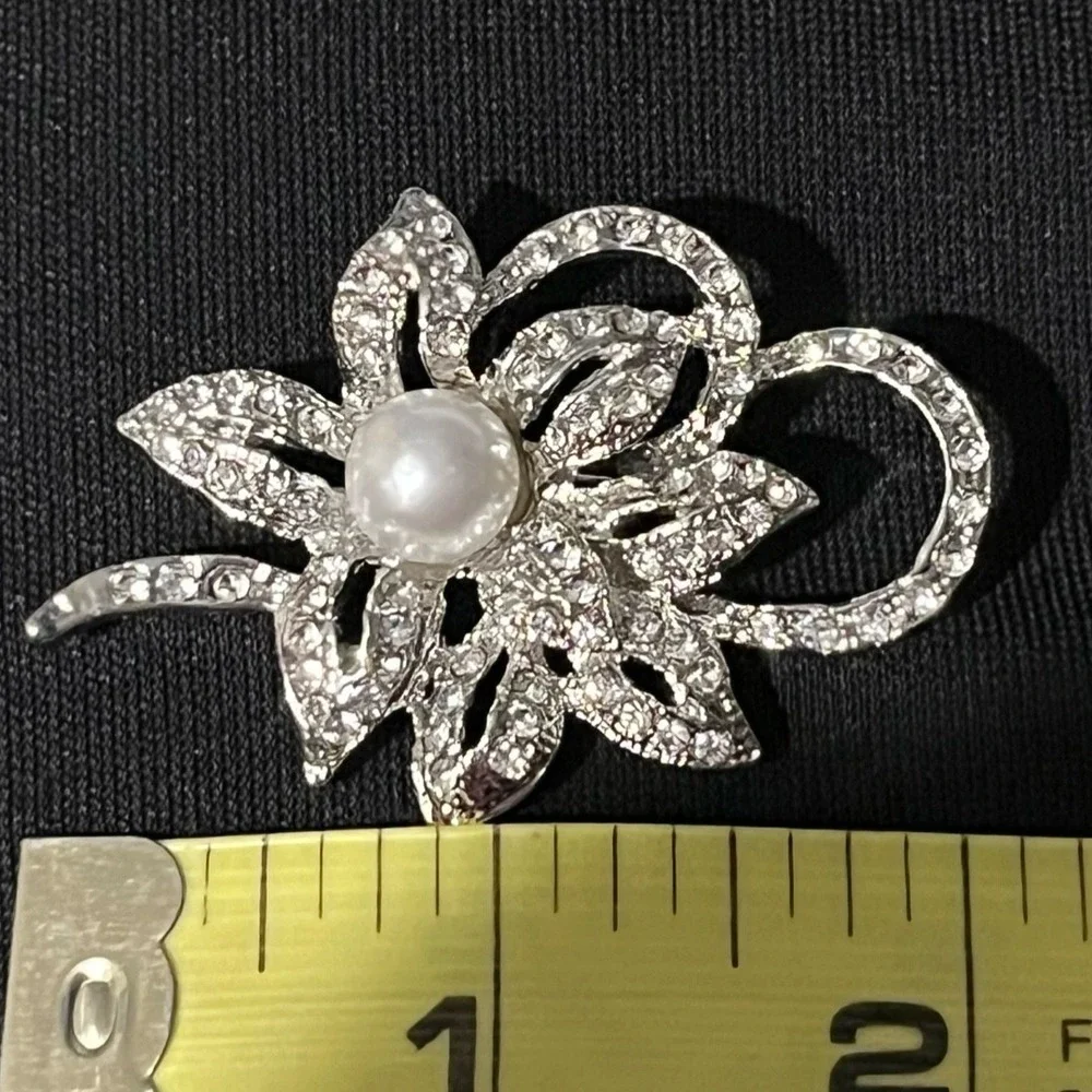 Silver Tone Floral Brooch Rhinestone Faux Pearl Flower Pin Jewelry